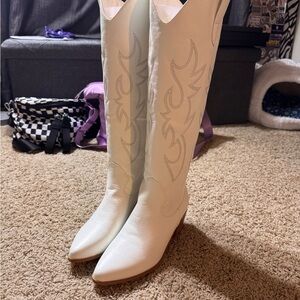 Amazon White Heeled Boots with Minimalist Western Style